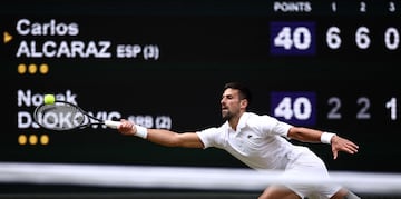 Novak Djokovic trata de llegar a una bola en el tercer set de la final que terminó perdiendo ante Carlos Alcaraz.