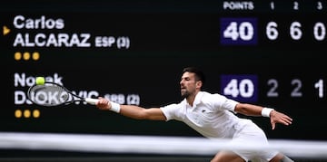 Novak Djokovic trata de llegar a una bola en el tercer set de la final que termin¨® perdiendo ante Carlos Alcaraz.