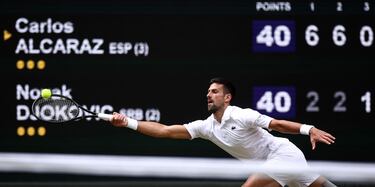 Novak Djokovic trata de llegar a una bola en el tercer set de la final que terminó perdiendo ante Carlos Alcaraz.