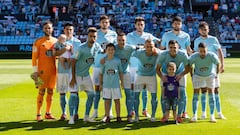 Los jugadores titulares del Celta posan sobre el c&eacute;sped de Bala&iacute;dos antes del inicio del partido contra el Valladolid.