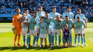 Los jugadores titulares del Celta posan sobre el césped de Balaídos antes del inicio del partido contra el Valladolid.