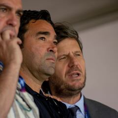 Deco aterriza con dos sombreros