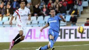El defensa francés del Sevilla Thimotée Kolodziejczak pelea un balón con el delantero del Getafe Alvaro Vázquez
