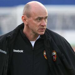 Onopko: "Hierro sabe mucho de fútbol, en chándal y en traje"