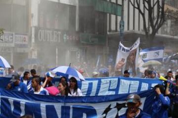 Las calles de Bogotá se pintan de azul y blanco