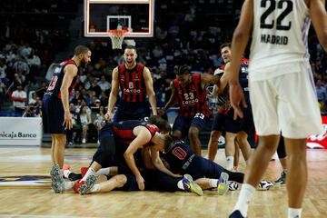 Los jugadores del Cazoo Baskonia celebran con Matt Costello la victoria ante el Real Madrid.