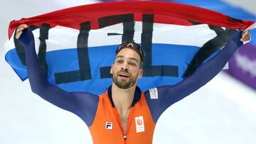 Kjeld Nuis celebra su victoria en la prueba de 1.000 metros de patinaje de velocidad.