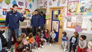 Los jugadores del Estudiantes, profesores por un día