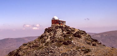 En julio de 1975 abrió sus puertas el Instituto de Astrofísica de Andalucía (IAA-CSIC). El centro de investigación español está situado en Granada y depende del Consejo Superior de Investigaciones Científicas. Las actividades están relacionadas con la investigación astrofísica, el desarrollo de instrumentación para telescopios y vehículos espaciales. En la foto, el original Observatorio del Mohón del Trigo, ya abandonado.