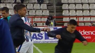 El técnico de Pachuca se fue expulsado por un jalón al jugador de Chivas, mientras el rojiblanco disputaba un balón por la banda.