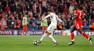 3-2. Transición de vértigo del Real Madrid. Vinicius conecta con Kylian Mbappé dentro del área y en el mano a mano, supera a Manuel Neuer.