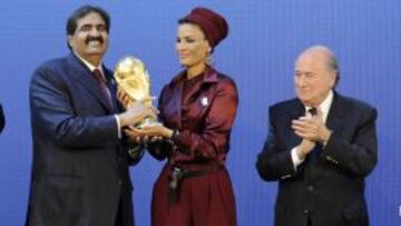 Al-Thani, Emir de Catar, y su esposa, Sheikha, con Blatter en Z&uacute;rich el 2 de diciembre de 2010.