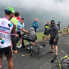 Un gendarme placó a Froome en el descenso de Saint Lary