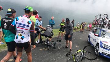 Un gendarme placó a Froome en el descenso de Saint Lary