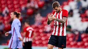 Inigo Martínez ante el Barça.