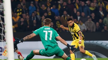 NEA PHILADELPHIA (Greece), 18/12/2025.- AEKs' Orbelin Pineda (R) in action against CS Universitatea Craiovas' Pavlo Isenko during the UEFA Conference League soccer match between AEK and CS Universitatea Craiova, in Nea Filadelfeia, Attica, Greece, 18 December 2025. (Grecia) EFE/EPA/GEORGIA PANAGOPOULOU