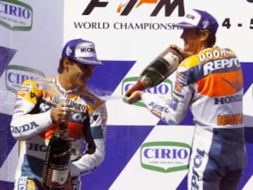 Álex Crivillé fue su compañero de equipo desde 1994. Ambos en el podio de Imola de 1998.