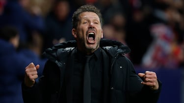 MADRID, 12/02/2026.- El entrenador del Atlético de Madrid Diego Simeone celebra el tercer gol del equipo durante el partido de ida de la semifinales de la Copa del Rey que Atlético de Madrid y FC Barcelona disputan este jueves en el estadio Metropolitano, en Madrid. EFE/Juanjo Martín