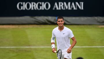 Carlos Alcaraz, en su partido de exhibici¨®n en Hurlingham ante Tiafoe.
