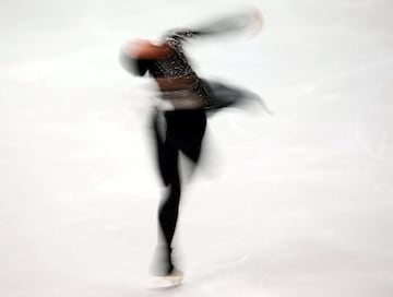 La patinadora de Emiratos Árabes, Zahra Lar, durante su ejercicio en el ISU Challenger Series que se celebra en Oberstdorf, Alemania. 