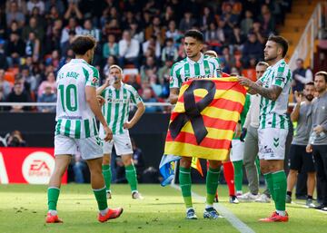 Los jugadores del Real Betis, tras anotar el 1-1, tambi¨¦n portaron una bandera de la Comunidad Valenciana en su celebraci¨®n.