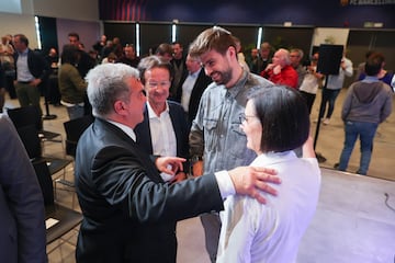 Dialogo entre el presidente del Barcelona, Joan Laporta y Gerard Piqué.