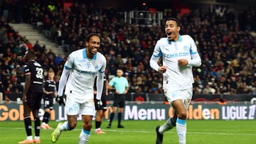 Mason Greenwood celebra un gol con Pierre-Emerick Aubameyang.