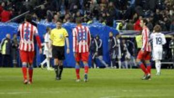 UN PARTIDO MÁS. Raúl García, Godín, Miranda y Juanfran abandonan el césped del Santiago Bernabéu tras una nueva derrota.