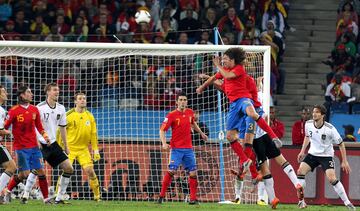 En el minuto 73, Xavi ejecuta un saque de esquina, y Puyol, entrando desde atrás, remata al fondo de las redes. Era su tercer tanto en los 89 partidos que había jugado vistiendo la camiseta de la selección española. Justamente jugaría su partido número 90 ante Holanda, la selección contra la que había debutado.