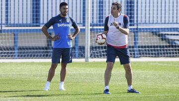 El defensa central  del Legan&eacute;s, Mauro dos Santos, con el entrenador, Mauricio Pellegrino.