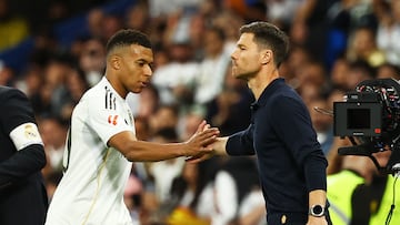 Soccer Football - LaLiga - Real Madrid v FC Barcelona - Santiago Bernabeu, Madrid, Spain - October 26, 2025 Real Madrid's Kylian Mbappe shakes hands with coach Xabi Alonso after being substituted REUTERS/Susana Vera