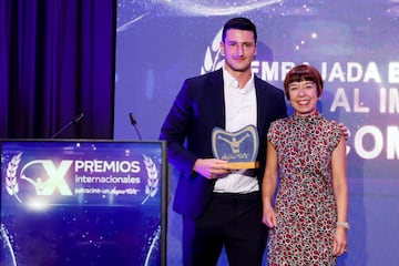 Íñigo Azcarate recoge el Premio Embajada Británica Game Changer al Impacto Socialen nombre de Common Goal de manos de Deborah Christophers.