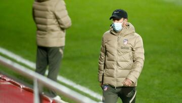 Simeone, con mascarilla, en la sesión de entrenamiento del milércoles del Atlético.