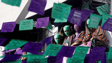 MEX1739. PUEBLA (MÉXICO), 05/12/2020.- Colectivos feministas, protestaron hoy para exigir alto a la violencia de género, feminicidios y legalización del aborto próxima a discutirse en el Congreso del Estado de Puebla (México). La despenalización del aborto, justicia para las víctimas de feminicidio y reducir la violencia de género fueron las exigencias de cientos mujeres que este sábado participaron en la décima edición de la Marcha de las Putas en esta capital, ubicada en el centro de México. EFE/Hilda Ríos