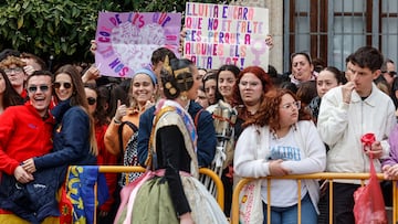 Una fallera saluda durante una ‘mascletà’ de las Fallas 2024, a 8 de marzo de 2024, en Valencia, Comunidad Valenciana (España). Reyes Martí, la primera mujer pirotécnica que disparó en la plaza del Ayuntamiento, en el año 2001, regresa hoy, Día Internacional de la Mujer, para prender la mecha de una mascletà que se suma al homenaje a las mujeres en esta jornada tan especial del 8-M.
08 MARZO 2024;VALENCIA;FALLAS 2024;PIROTECNIA MARTI;MASCLETA
Rober Solsona / Europa Press
08/03/2024