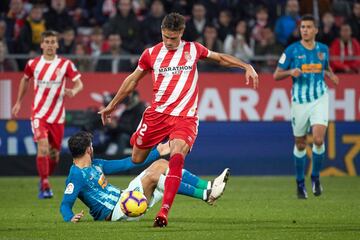 Bernardo despeja el balón tras arrebatárselo a Diego Costa. 
 
