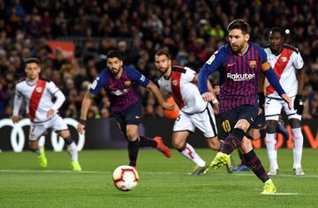El jugador del Barcelona Messi marca el 2-1 al Rayo Vallecano de penalti. 