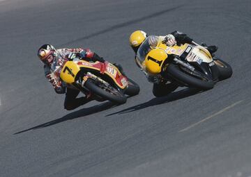 A finales de los años 70 y principios de los 80 existía una rivalidad mítica dentro del motociclismo: Roberts y Brit Sheene. Todo vino por el título que consiguió Roberts en el año de su debut superando a la 'superestrella' Brit Sheene. Desde entonces los duelos que protagonizaban fueron históricos. 


