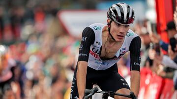 ARINSAL (ANDORRA), 28/08/2023.- El ciclista español Juan Ayuso, de UAE Team Emirates, tercero hoy en la meta tras la tercera etapa de La Vuelta disputada entre Suria y Arinsal (Andorra), de 158,5 km de recorrido. EFE/ Manuel Bruque