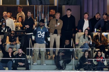 Kevin Costner y Kendall Jenner, entre otros, disfrutan del partido desde el palco.