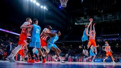 Alex Murphy, alero del Movistar Estudiantes, tapona el lanzamiento de Beqa Burjanadze, del Leyma Coruña, en la Copa Princesa.