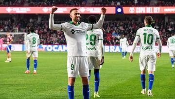GRANADA, 03/01/2025.- El delantero del Getafe, Borja Mayoral, celebra el primer gol del equipo madrileño durante el encuentro correspondiente a los dieciseisavos de final de la Copa del Rey disputado entre el Granada y el Getafe en el Estadio Nuevo Los Carmenes de Granada, este viernes. EFE/ Miguel Ángel Molina
