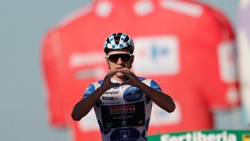LA CRUZ DE LINARES, 14/09/2023.- El ciclista belga Remco Evenepoel, del Soudal Quick Step, se impone vencedor de la decimoctava etapa de la Vuelta Ciclista a España disputada este jueves entre Pola de Allande y La Cruz de Linares, de 179 kms de recorrido. EFE/ Manu Bruque