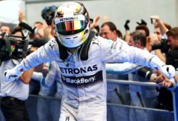 El piloto Lewis Hamilton de Mercedes GP celebra la victoria en el GP de Malaisia de fórmula uno.