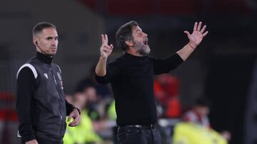 Quique dirigiendo al Getafe durante el último partido jugado por el Getafe en Almería.