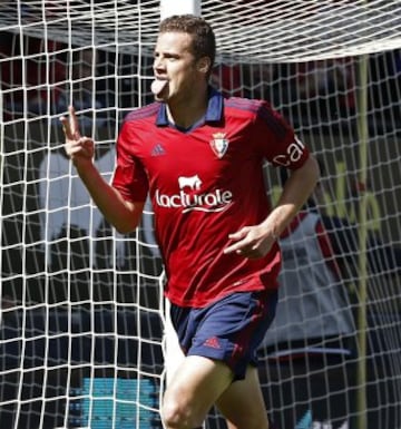 El delantero de Osasuna Oriol Riera celebra el gol marcado, el primero ante el Valencia.