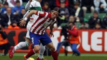 Filipe elude a Rubén Pérez durante el duelo en el Martínez Valero.