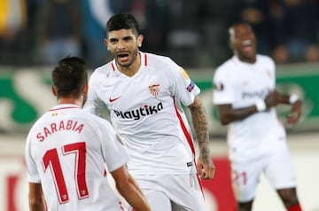 Ever Banega, con Sarabia.