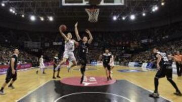 Jaka Blazic ante Dairis Bertans en la última jornada de Liga.