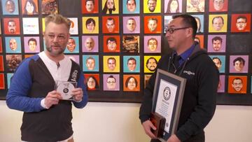 Emanuel Mojica Rosas de Xalisco Nayarit recibiendo el récord Guinness en Santa Mónica Studio